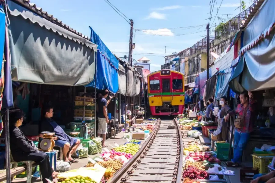 [Private Tour] Damnoen Saduak Floating Market – Maeklong Railway Market